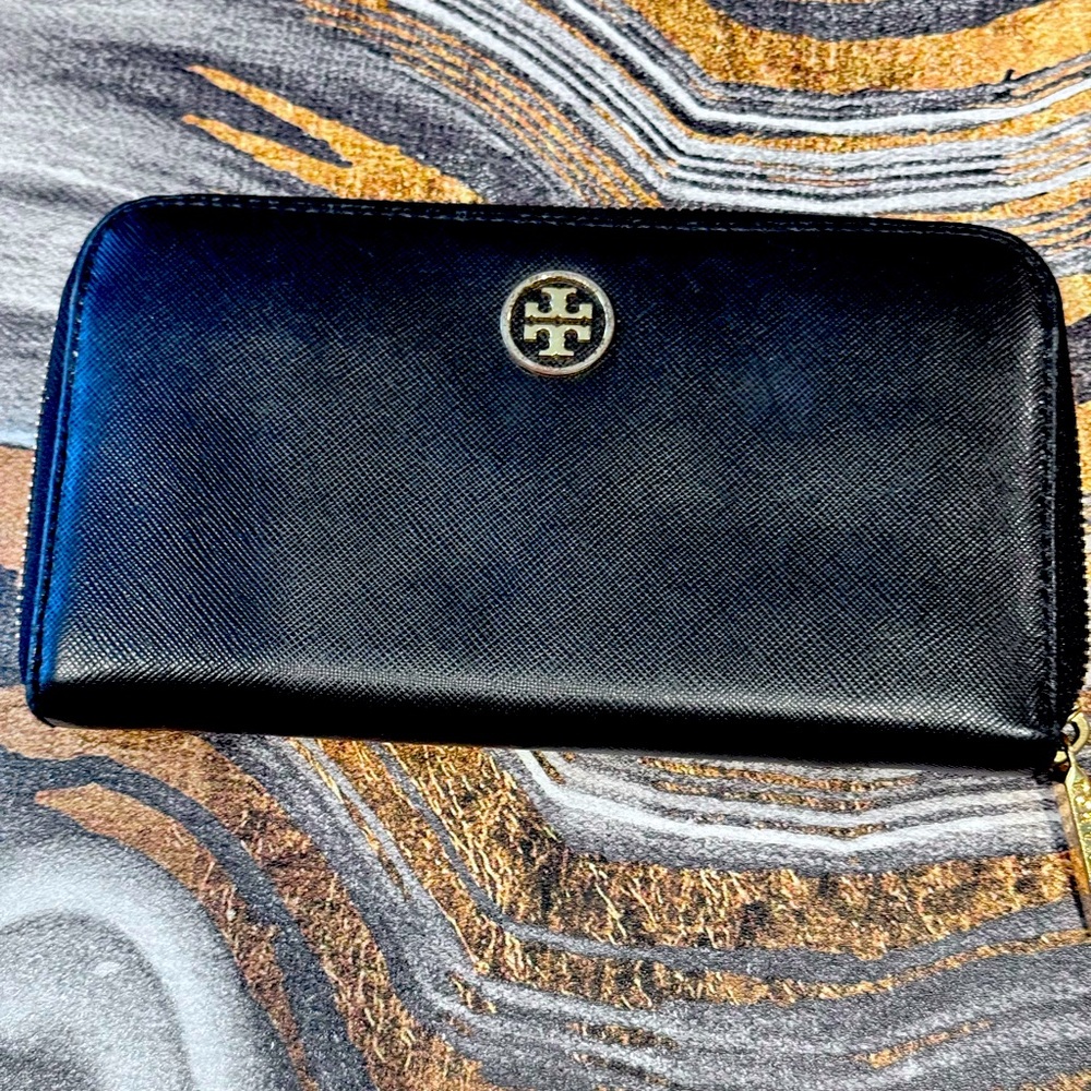 Tory Burch black leather zip around wallet